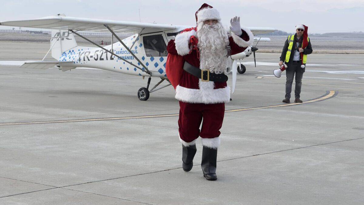 surpriză la aeroport. moș crăciun a venit cu avionul la sibiu