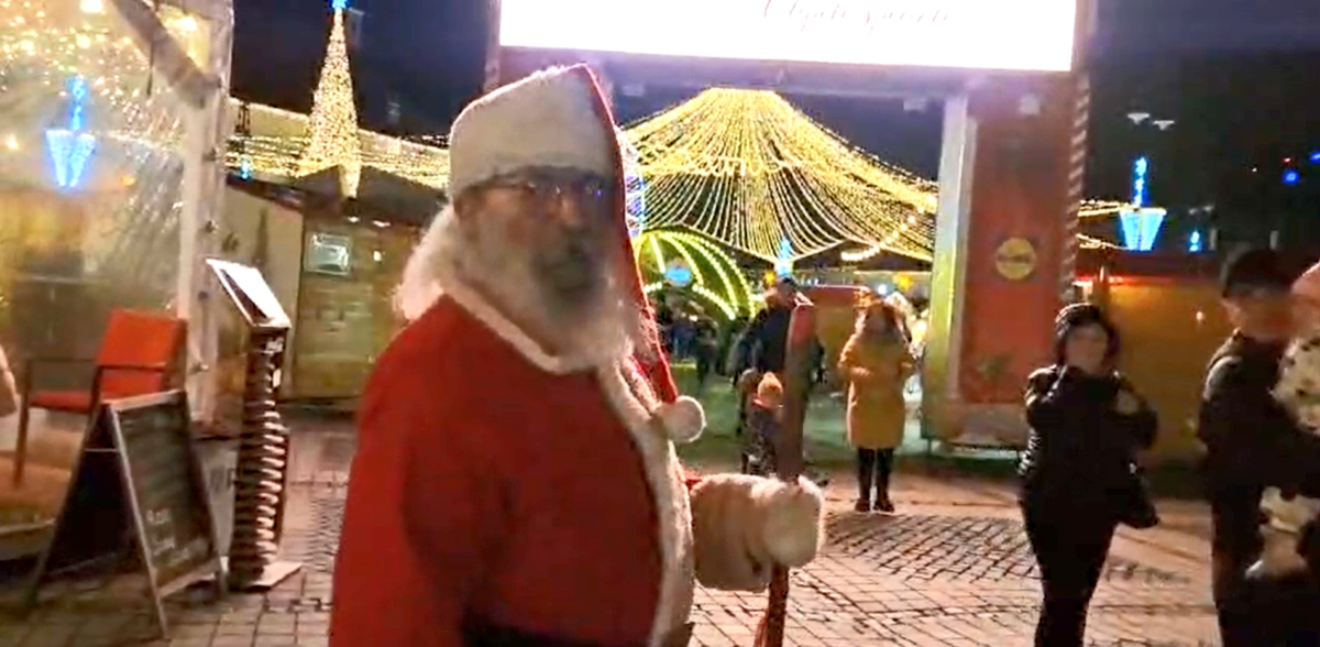 moș crăciun, amendat la târgul de crăciun din sibiu. cerea oamenilor bani pentru poze (video)