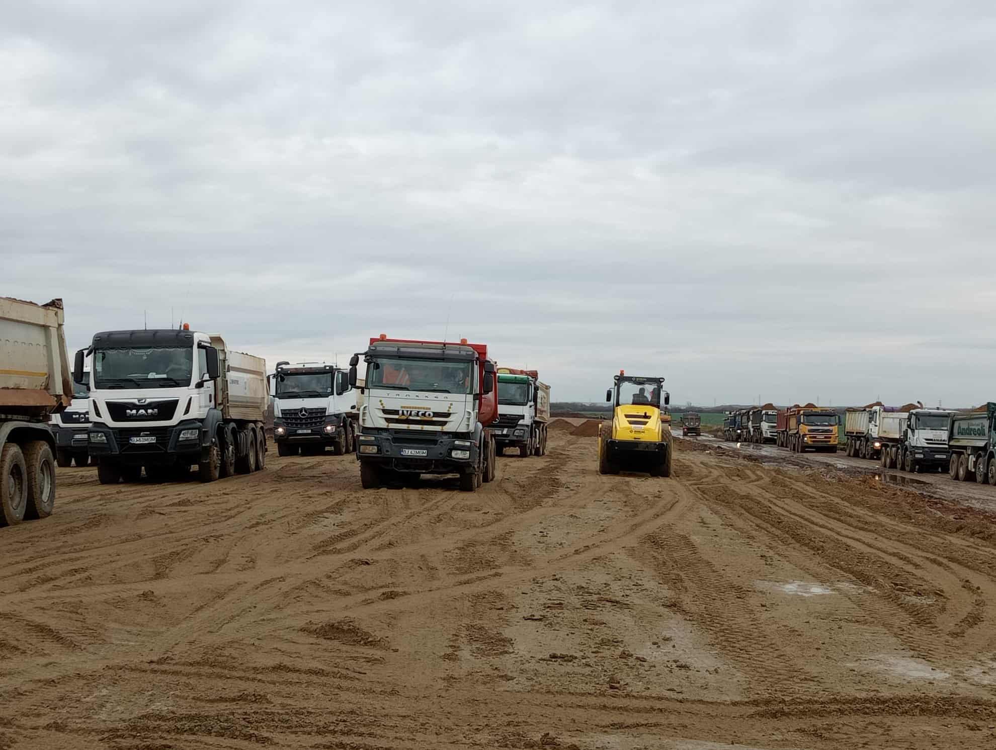 se construieste un nou nod rutier pe autostrada sibiu - nădlac. lucrările sunt finalizate în proporție de 40 la sută (foto)