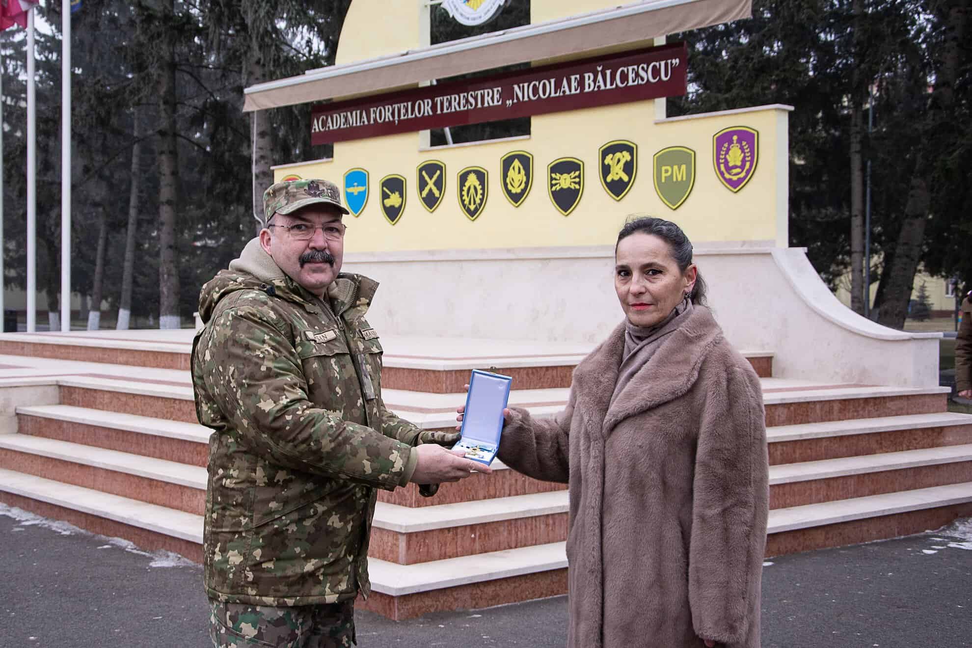 două cadre didactice de la academia forțelor terestre din sibiu, decorate prin ordin prezidențial (foto)