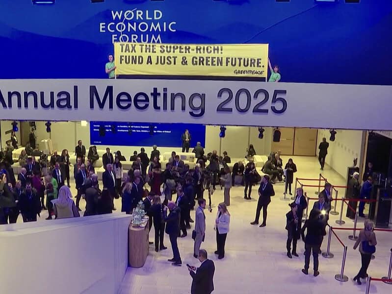 activiștii greenpeace, protest la forumul economic mondial de la davos (video)