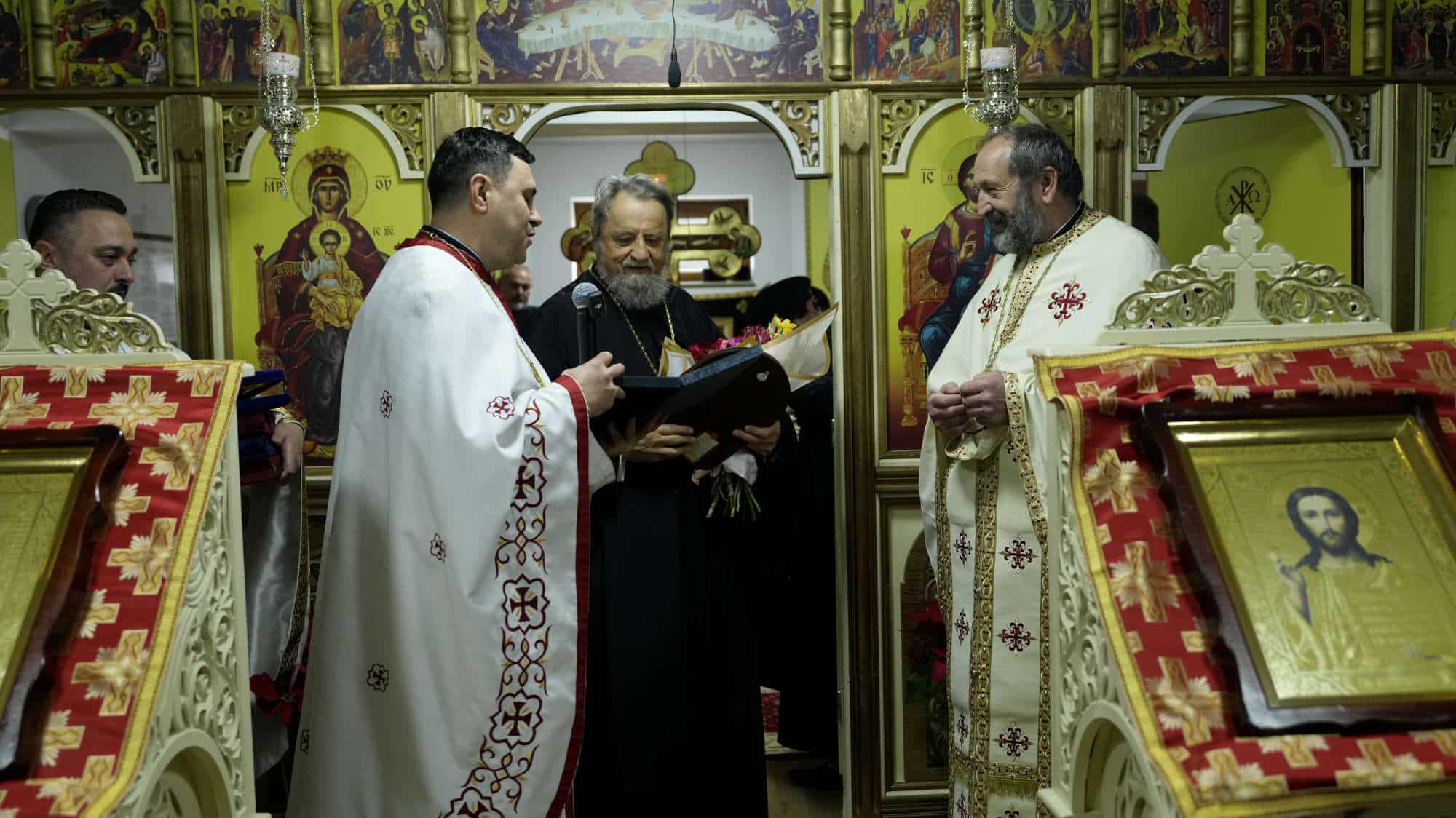 liturghie arhierescă la șelimbăr. primarul marius grecu a primit ordinul ctitoricesc pentru laici de la mitropolitul ardealului (foto)