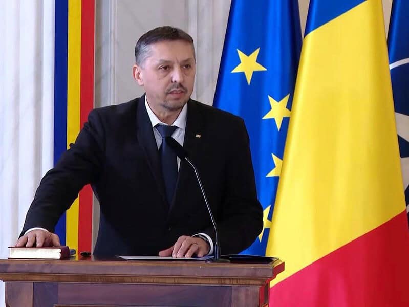 elevii vor învăța din manuale digitale. ministerul educației vine cu precizări