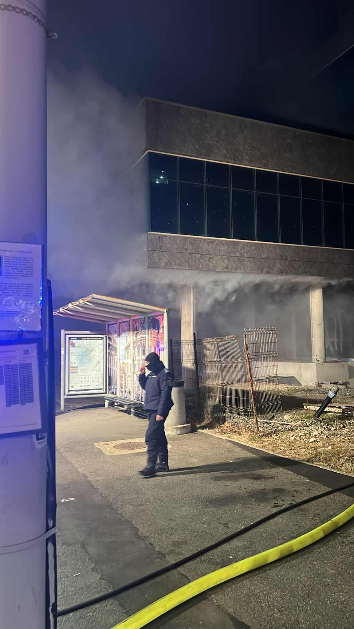 Incendiu într-o clădire de lângă Centrul de Afaceri din Sibiu. Flăcări și fum la parterul imobilului (foto video) incendiu într-o clădire de lângă centrul de afaceri din sibiu. flăcări și fum la parterul imobilului (foto video)