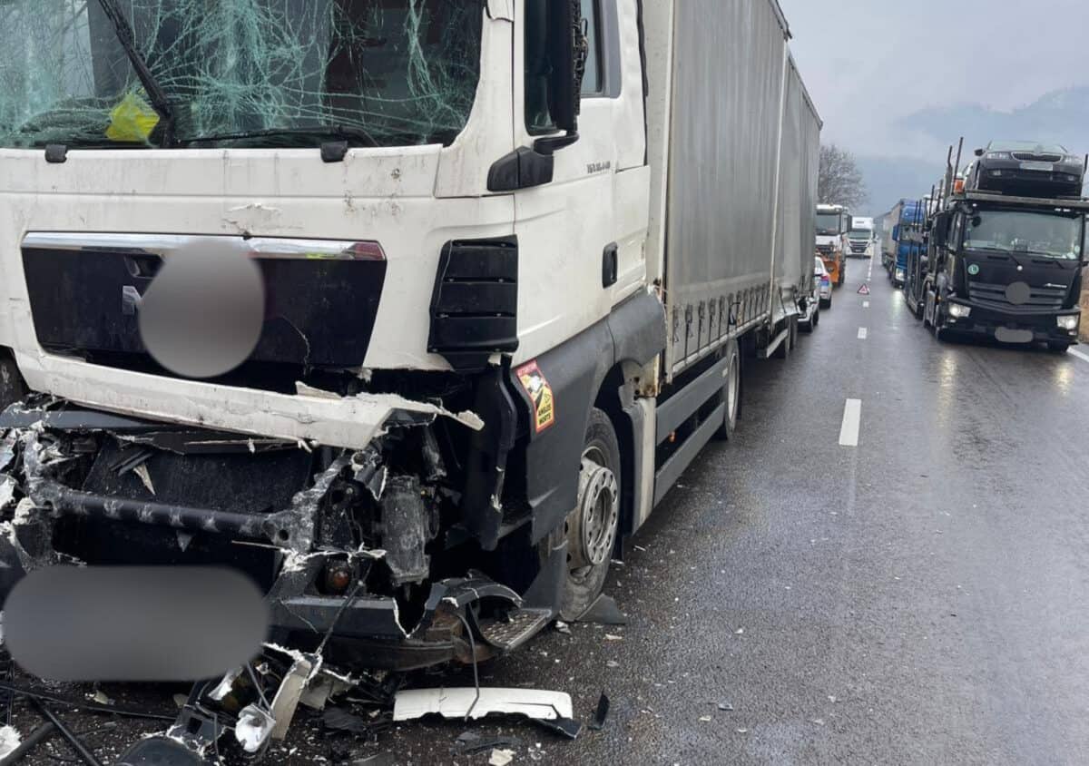 accident cu două mașini și un camion pe valea oltului la racovița
