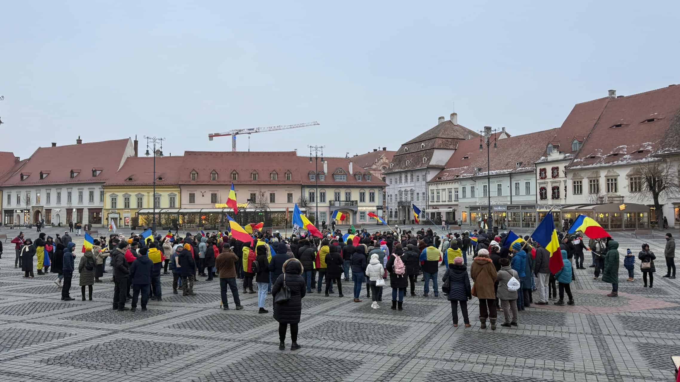 peste 200 de manifestanți la protestul din centrul sibiului pentru reluarea turului 2 al alegerilor prezidențiale
