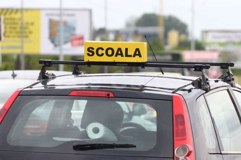 percheziții la sibiu. bărbat acuzat de luare de mită pentru a aranja obținerea unui permis auto