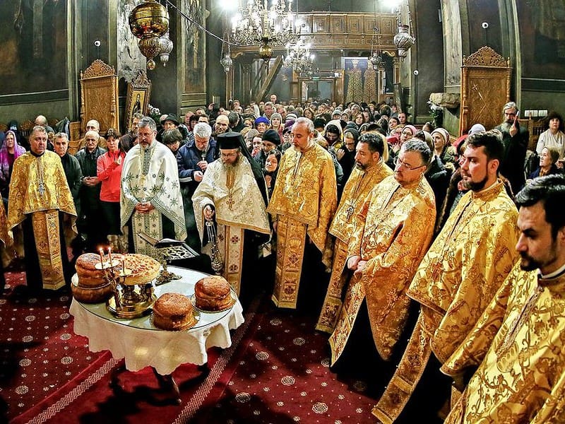 sărbători cu cruce roșie în aprilie. când pică paștele și câte zile libere avem
