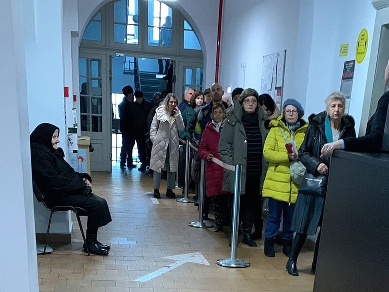 cozi la sibiu pentru plata impozitelor. oamenii se bucură de reducerea de 10 la sută: ”se simte la buget” (video)