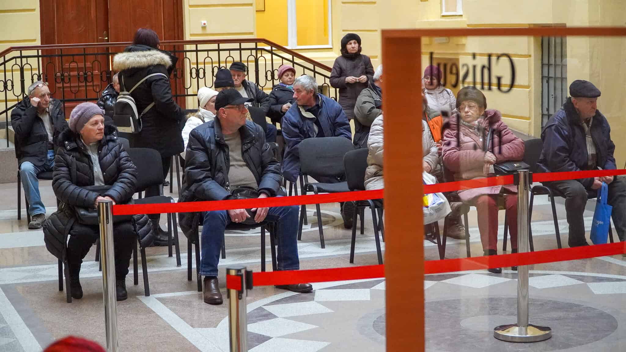 cozi la sibiu pentru plata impozitelor. oamenii se bucură de reducerea de 10 la sută: ”se simte la buget” (video)