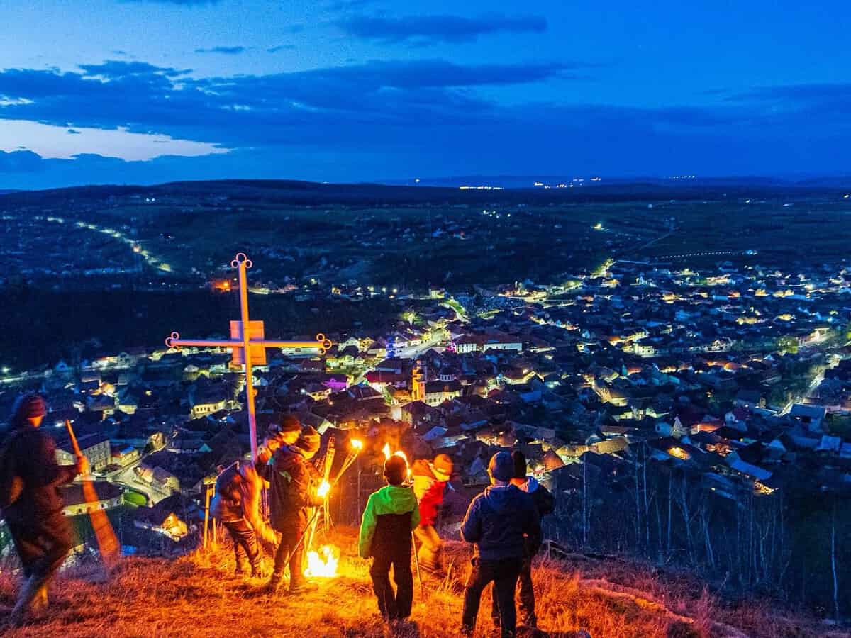 tradiția mătăuzelor la sadu continuă. duminică la lăsatul serii se aprind torțele