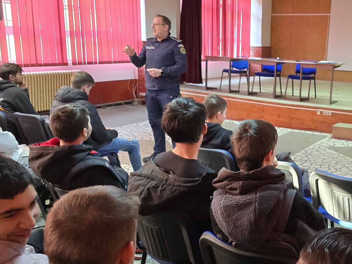 lecție de educație rutieră la liceul ”independența”. elevii au învățat lucruri importante despre ”prevenirea accidentelor”
