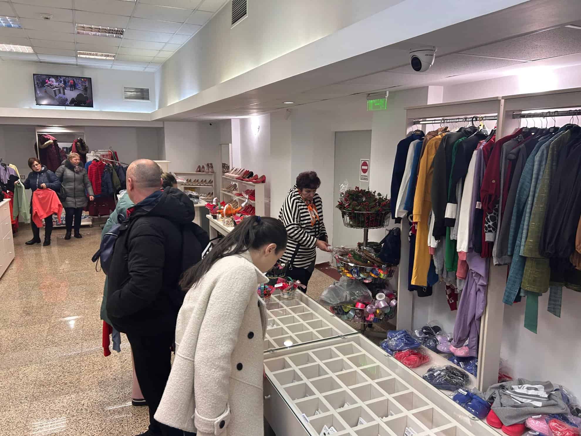 magazinul anaf din sibiu, redeschis. prețuri de la 3 lei și coșuri pline în prima zi (foto, video)