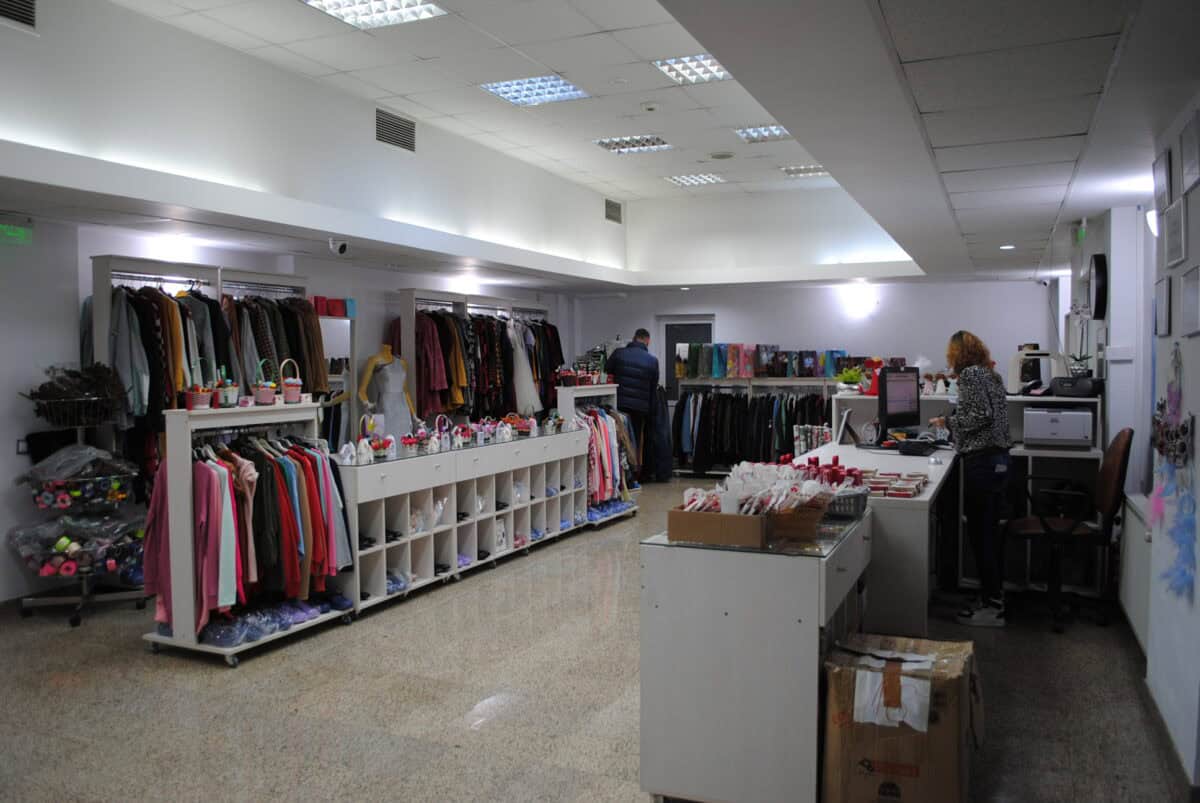 anaf redeschide magazinul din sibiu. vinde haine și încălțăminte confiscate la prețuri de chilipir