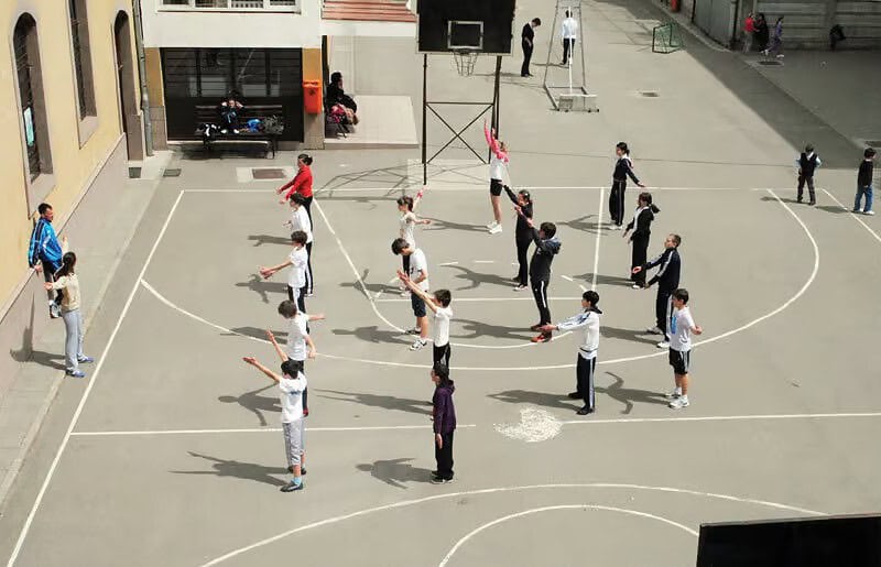 elevii din licee ar putea să aibă două ore de sport din toamnă