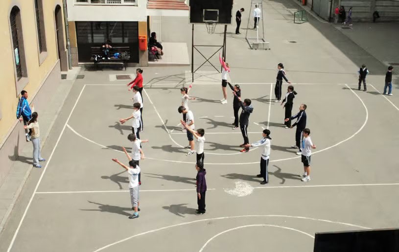 elevii din licee ar putea să aibă două ore de sport din toamnă