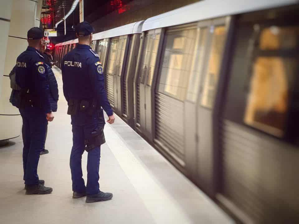 nou trend periculos. tinerii se urcă pe garniturile de metrou în mișcare