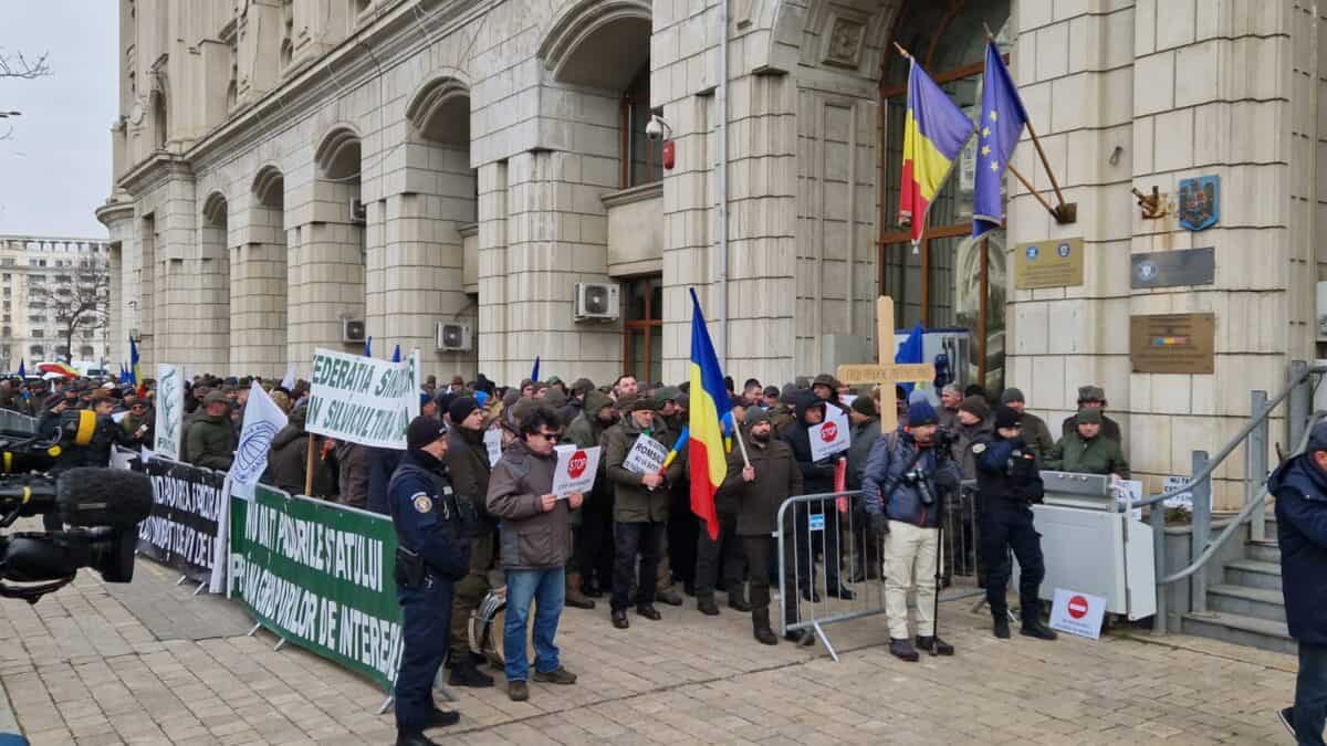 silvicultori din sibiu, în mijlocul protestatarilor de la guvern: „stop distrugerii romsilva!” (foto)