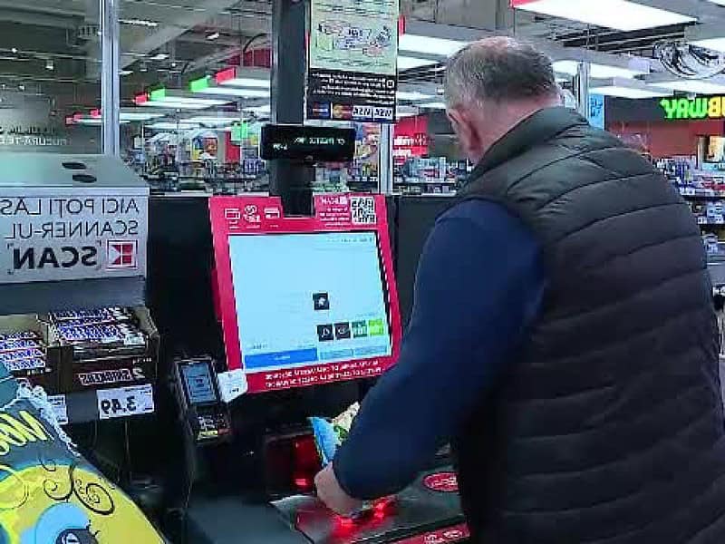 bărbat și o angajată de la kaufland șelimbăr, reținuți pentru furt. scoteau produsele furate prin zona de ”self pay”