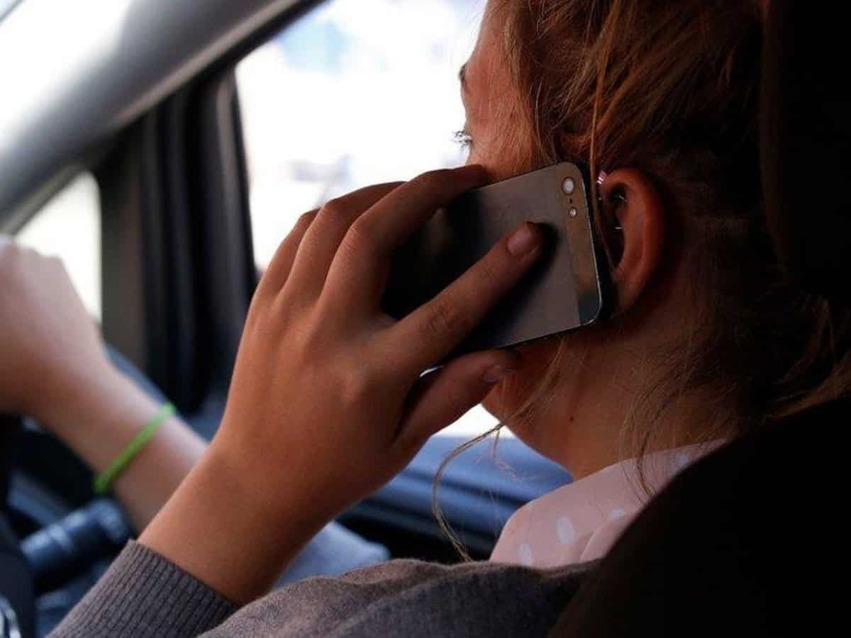 sute de șoferi prinși cu telefonul la volan în sibiu. amenzi mai mari din acest an
