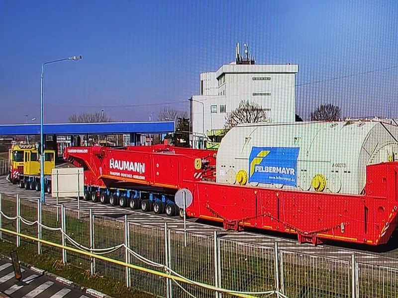 un transport agabaritic uriaș ajunge în românia. are o lungime de 120 de metri