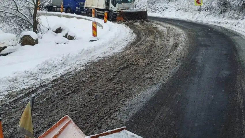 starea drumurilor din centru țării. ninge pe dn1 între avrig și brașov (video)