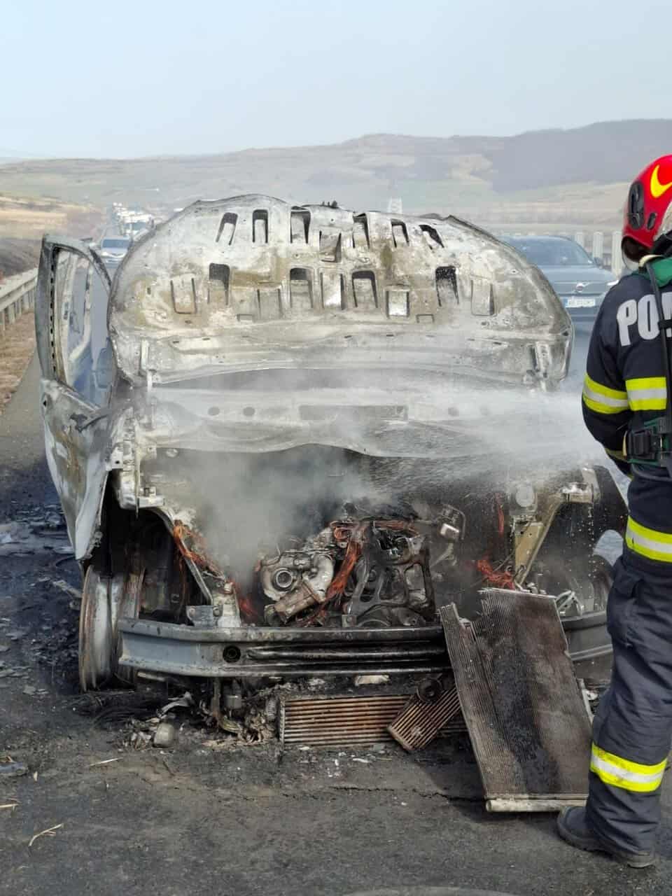 incendiu pe autostradă în apropiere de sibiu. un autoturism mistuit de flăcări