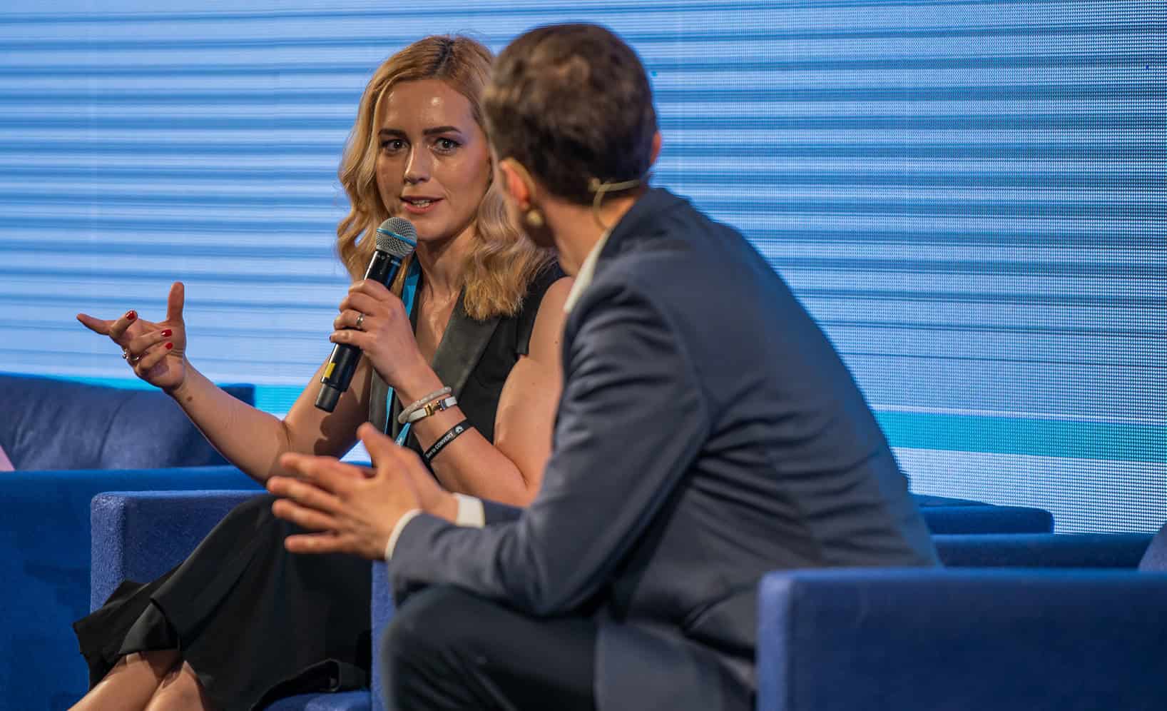 o tânără din sibiu a pus pe picioare un imperiu de marketing online. anabela are ,,pe mână” bugete de 12 milioane de euro