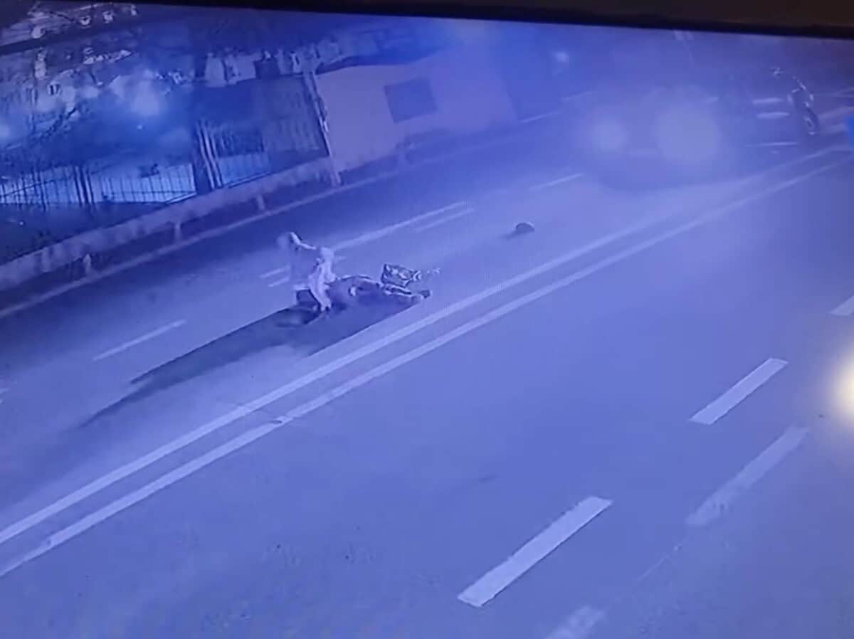 un șofer din mediaș a lovit o femeie și o fetiță pe trecerea de pietoni în alba (video)