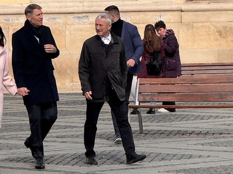 klaus iohannis și soția sa, zăriți duminică la plimbare prin centrul sibiului (foto video)