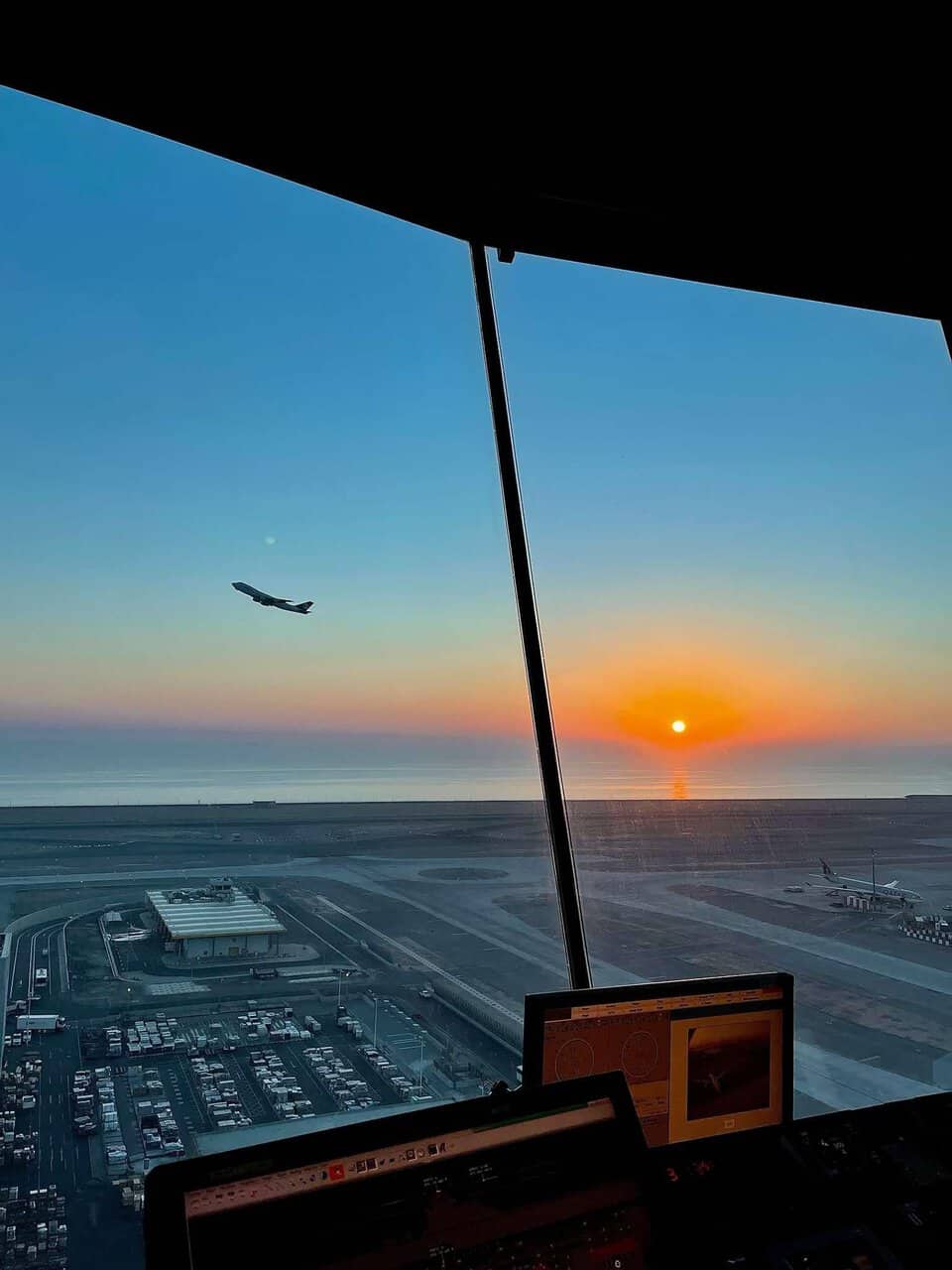carieră de succes pentru o tânără din sibiu, la doha. irene ”veghează” cerul celui mai mare aeroport din qatar (foto)