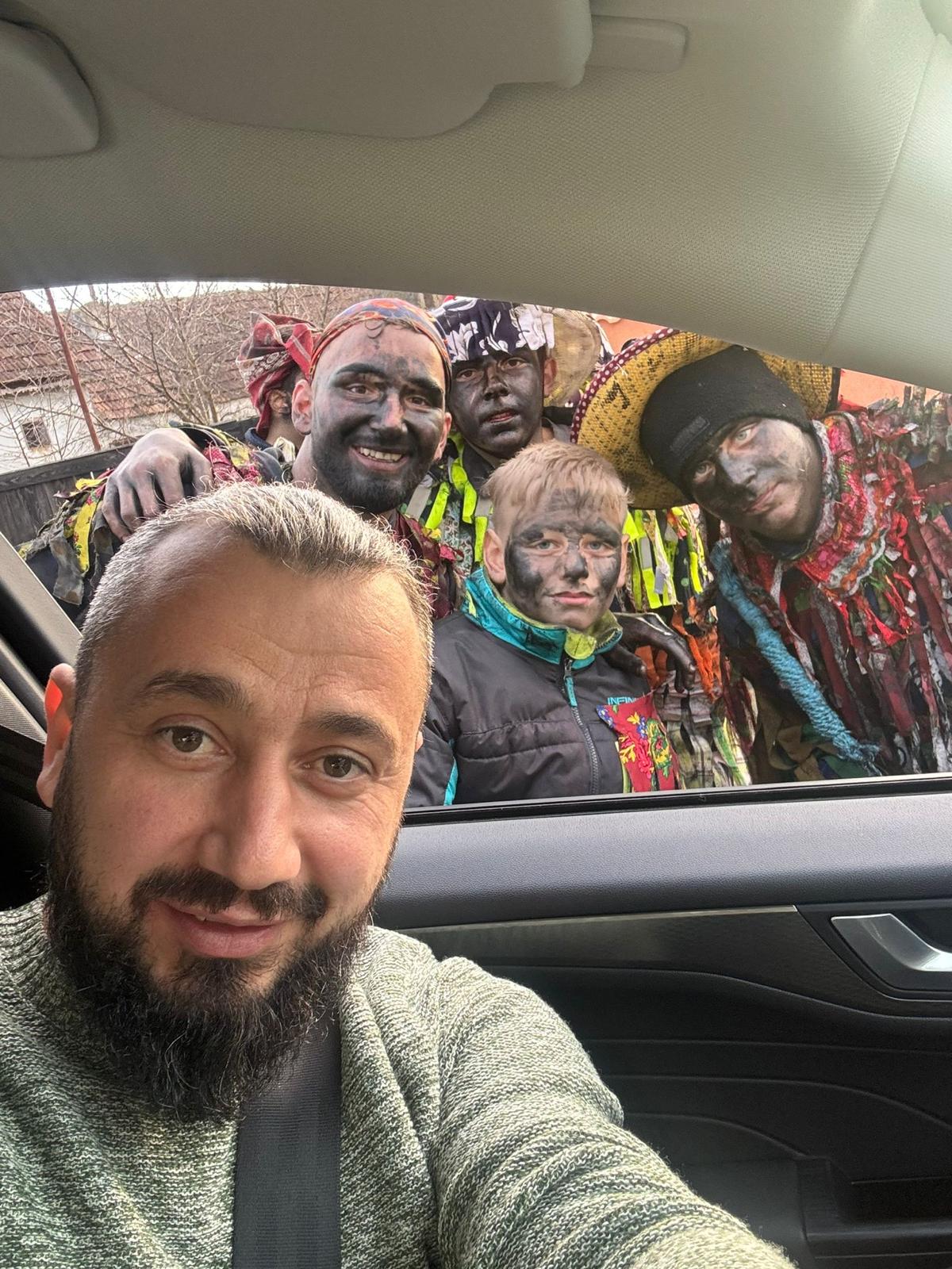 bucureșteni deveniți celebri pe tiktok după ce s-au mutat din capitală într-un sat din sibiu