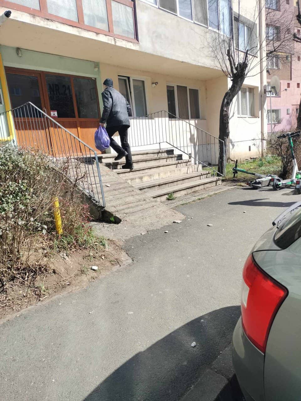 pericol pe o stradă intens circulată din sibiu. „cade tencuiala de pe bloc” (foto)