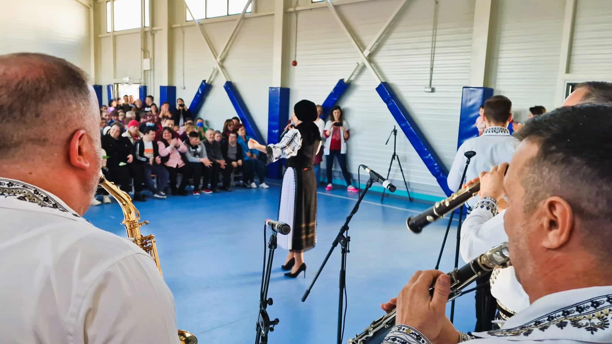 “junii sibiului” și alți artiști, spectacol în premieră pentru pacienţii de la spitalul de psihiatrie din sibiu (foto)