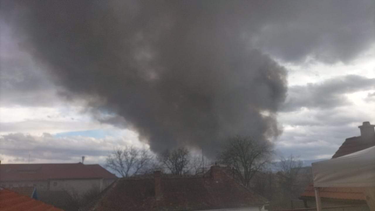 incendiu puternic în zona podului gării din sibiu. fumul negru, văzut din depărtare (video, foto)