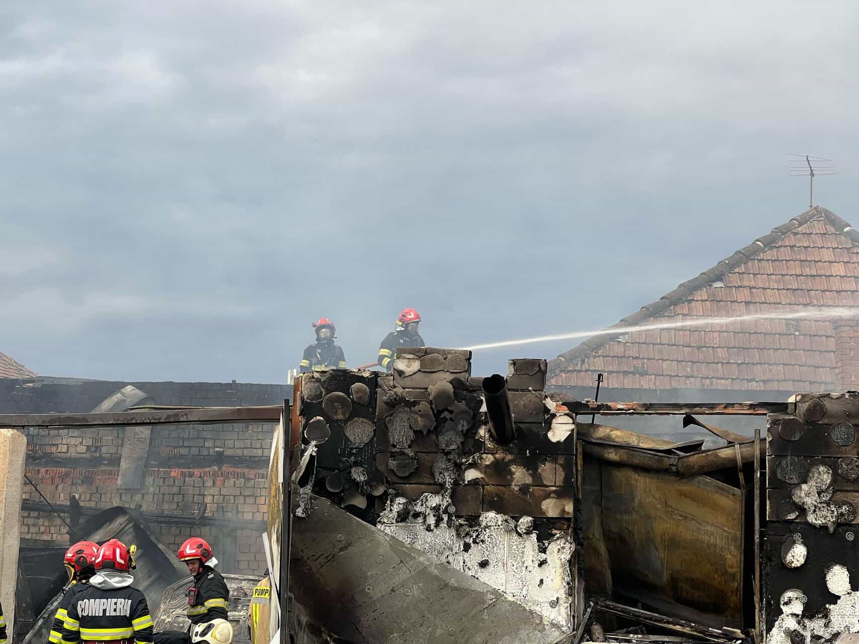 incendiul puternic din lazaret a izbucnit la o vopsitorie auto. mai multe mașini s-au făcut scrum (video, foto)
