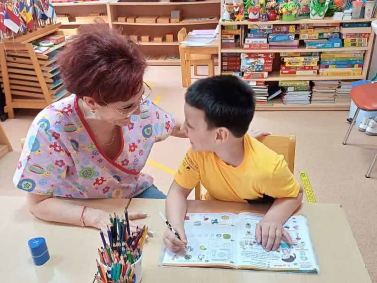 julieta toma, profesoara din sibiu care predă în spital copiilor bolnavi. „strădania lor mă motivează”