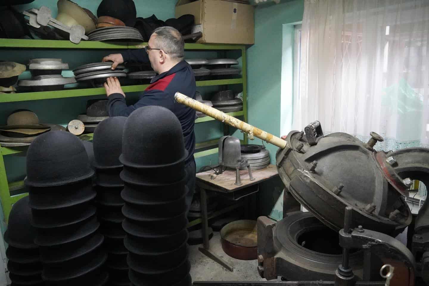 Prima Fabrică Română de Pălării împlinește 130 de ani. Tradiția e dusă mai departe în Sibiu (foto) prima fabrică română de pălării împlinește 130 de ani. tradiția e dusă mai departe în sibiu (foto)