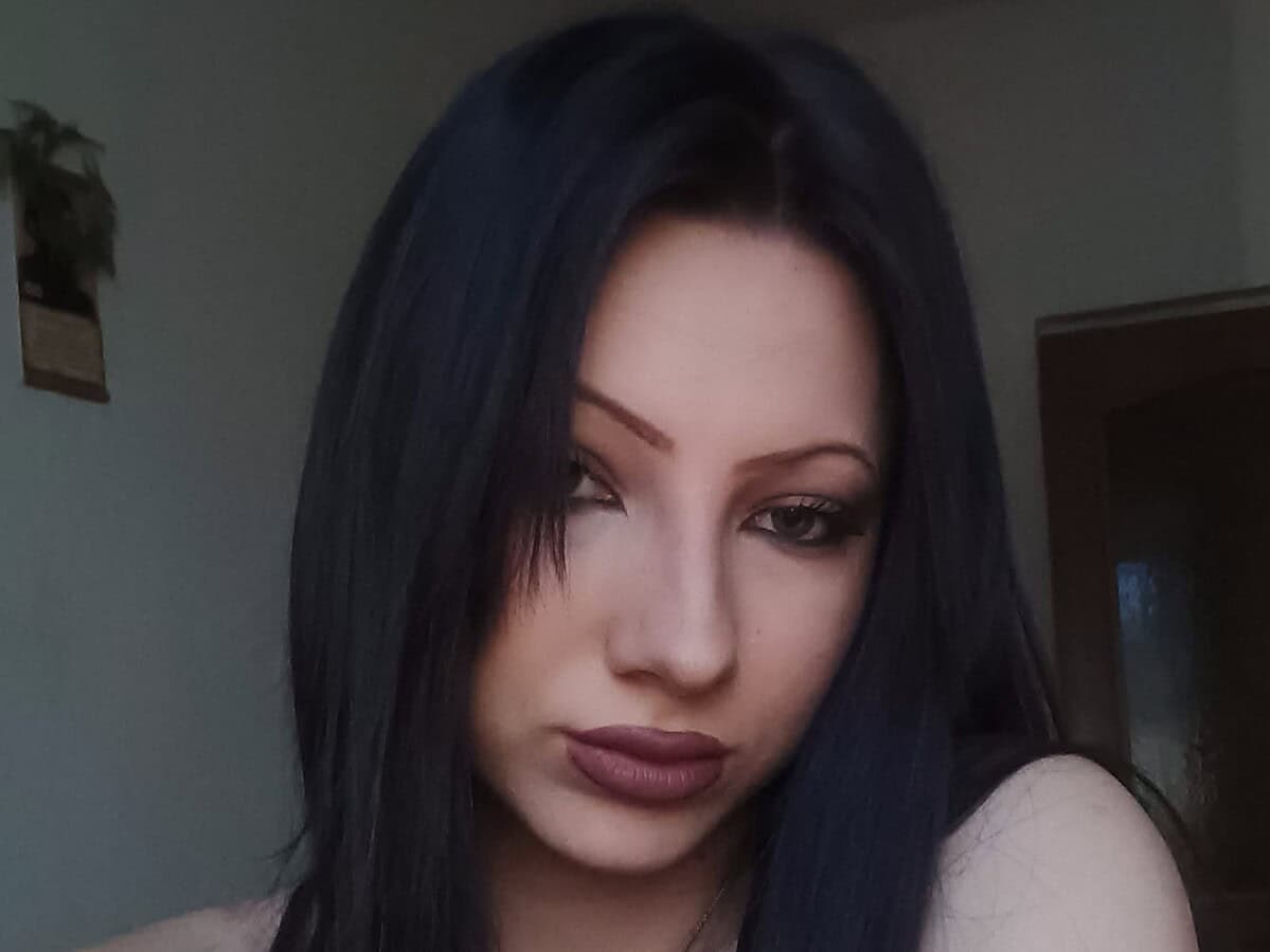 fata din arpașu care a pus din nou poliția pe jar. simina e de negăsit de 3 săptămâni