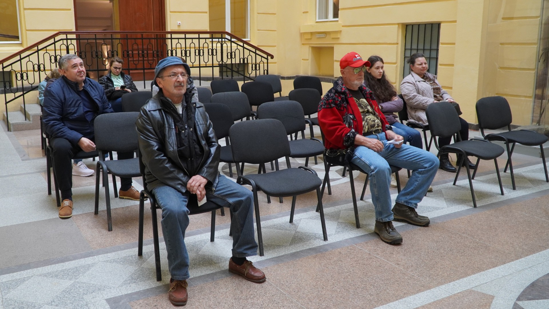 aglomerație luni la ghișeele primăriei sibiu. oamenii au vrut să prindă reducerea la impozite (foto video)