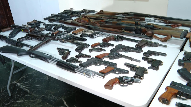 poliția a prezentat arsenalul de arme ridicat de la perchezițiile făcute acasă la horațiu potra (foto)