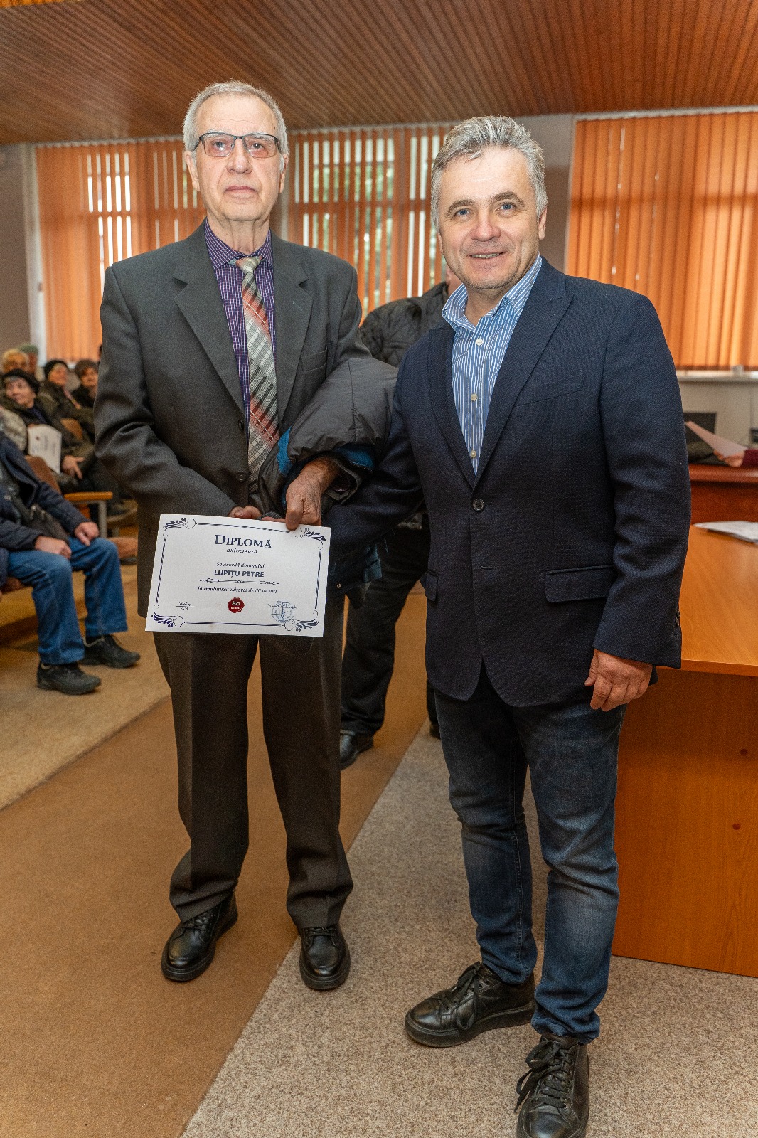 peste 150 de bătrâni din mediaș, remiați cu diplome și bani de primărie (foto)
